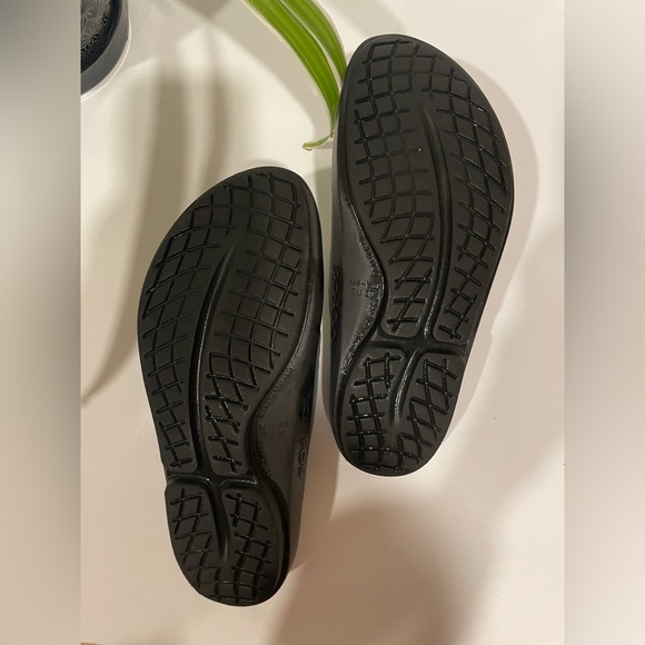 Oofos Slides - Size 6 - Picture 4 of 6